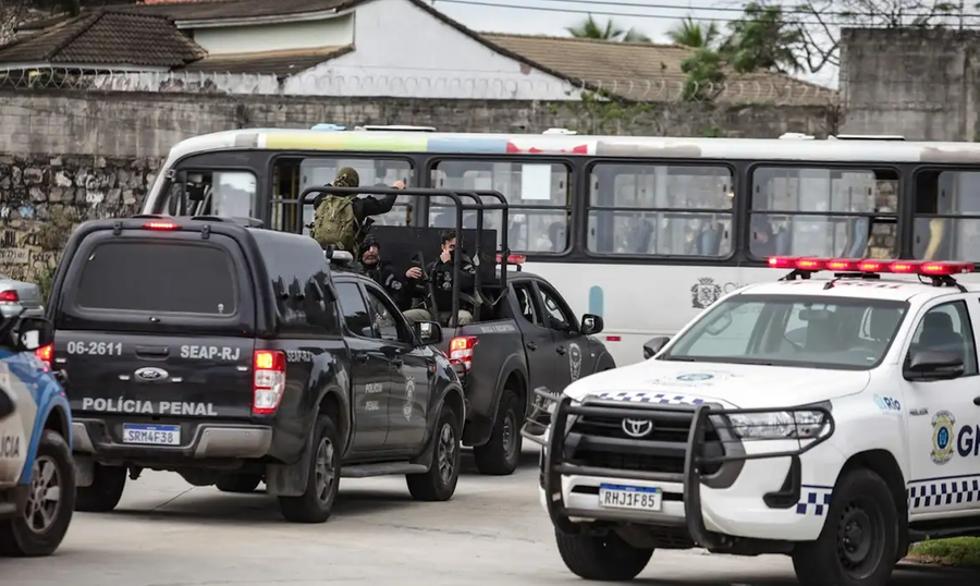 A&ccedil;&atilde;o policial ocorre em dez comunidades da zona oeste do Rio.