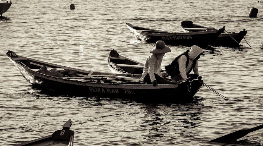Retrato em preto e branco de barqueiros do Tapaj&oacute;s