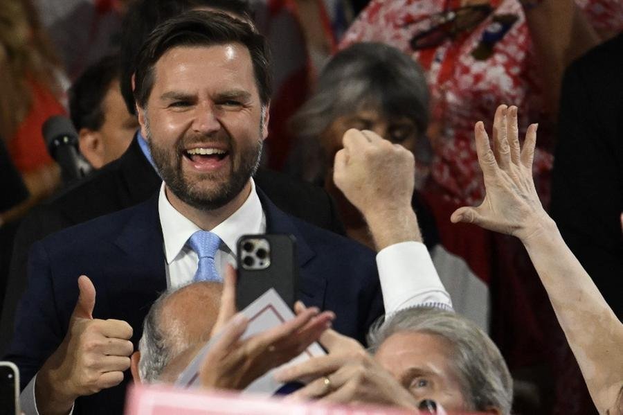 Donald Trump escolheu J.D. Vance como seu companheiro de chapa