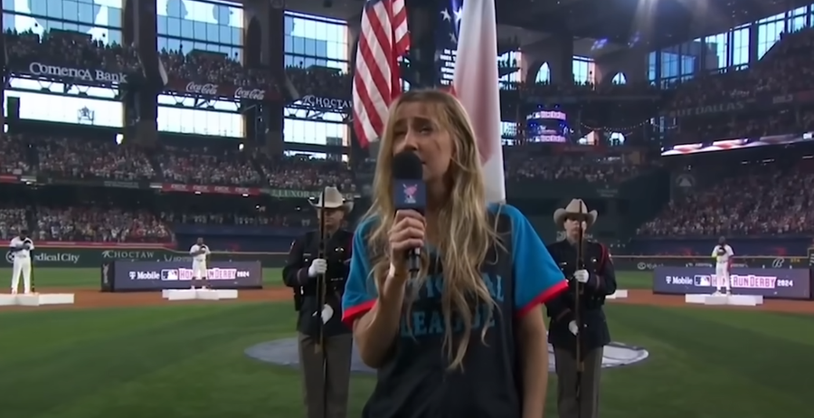 A cantora country Ingrid Andress fez uma apresenta&ccedil;&atilde;o do hino nacional dos Estados Unidos durante um jogo de beisebol
