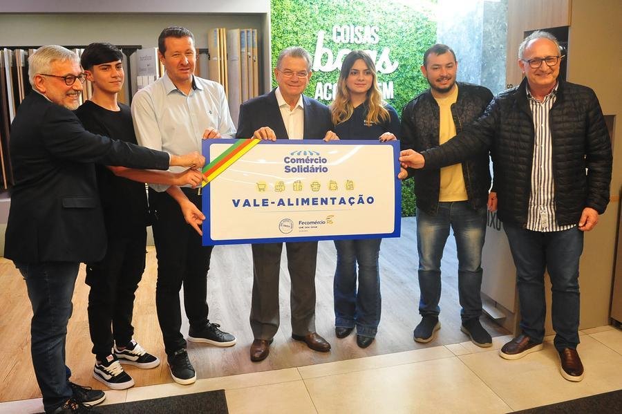Entrega simb&oacute;lica ao primeiro colaborador ocorreu nesta quarta-feira