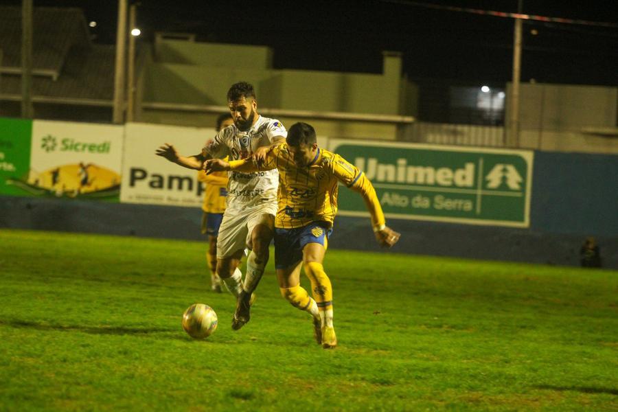 Gl&oacute;ria devolveu os 2 a 0 do jogo de ida, mas caiu nos p&ecirc;naltis para o Pelotas