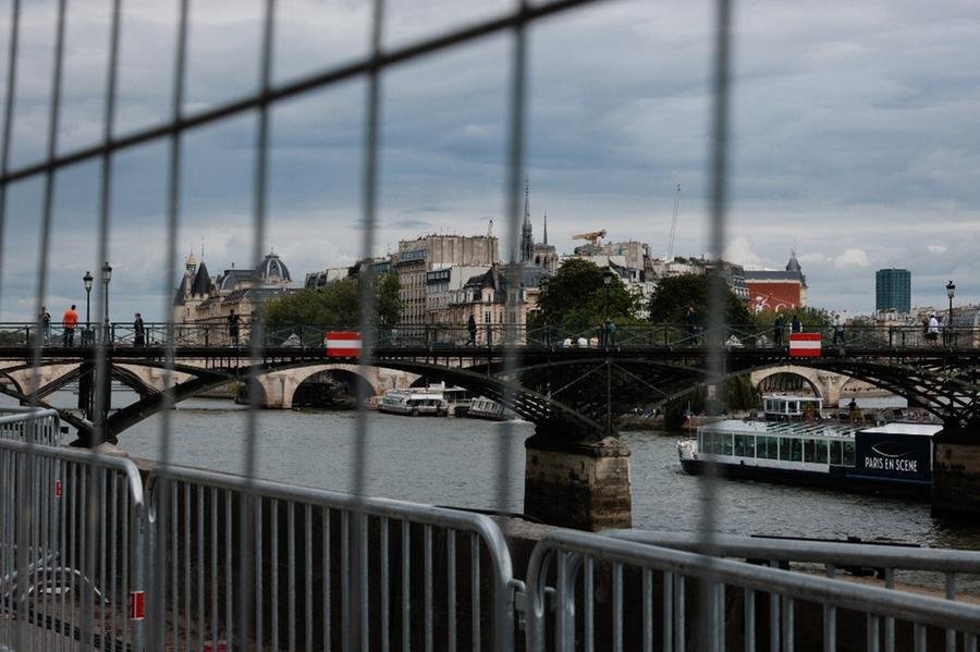 Pol&iacute;cia francesa instala cerca ao redor do Rio Sena em a&ccedil;&atilde;o antiterrorismo para Paris-2024