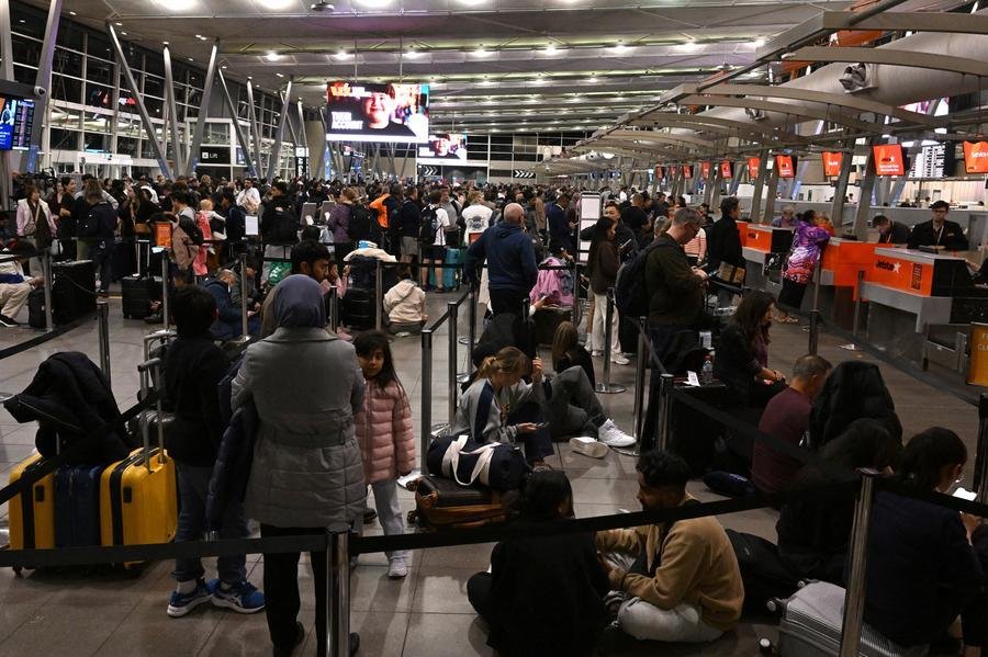 Multid&atilde;o se re&uacute;ne no aeroporto de Sidney &agrave; espera de voos