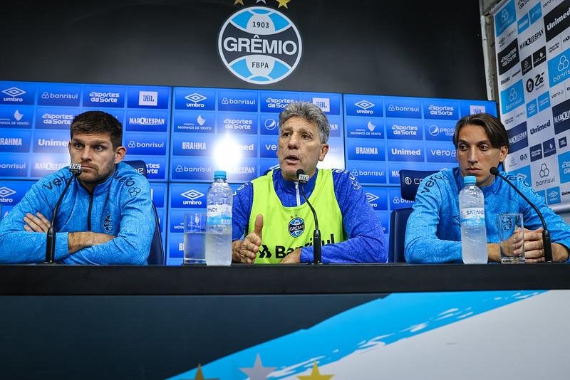 Renato concedeu entrevista coletiva ao lado de Kannemann e Geromel
