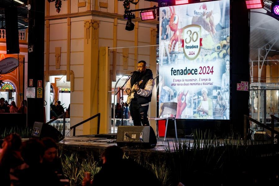 O tradicional grupo de samba da regi&atilde;o vai se apresentar na Arena de Shows, que foi climatizada para celebrar a comemora&ccedil;&atilde;o dos cinco anos da banda.