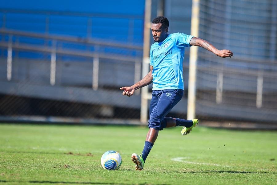 Edenilson deve voltar ao time neste domingo