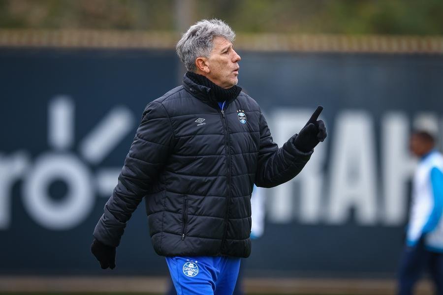 Renato volta a estar na beira do campo diante do Vit&oacute;ria