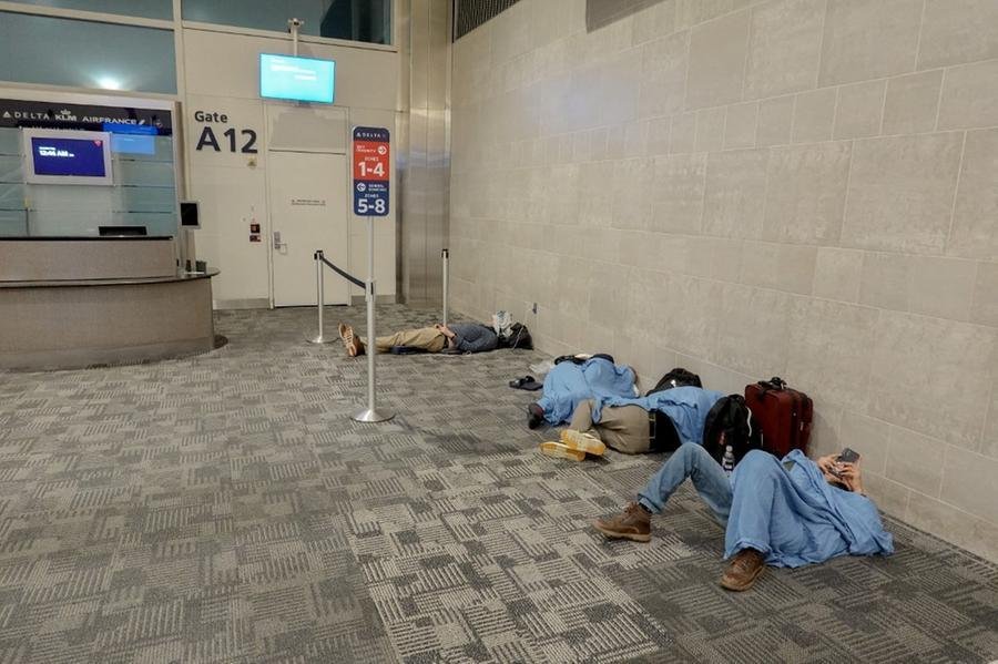 Falha cibern&eacute;tica sem precedentes que provocou cenas de caos nos aeroportos