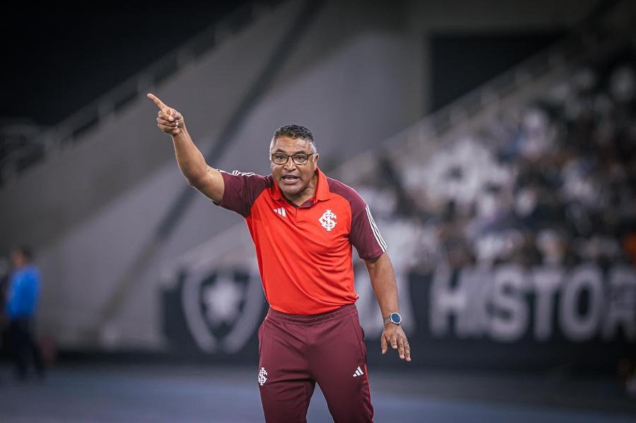 "Tivemos algumas situa&ccedil;&otilde;es, mas de fato produzimos pouco no primeiro tempo. No segundo, a gente conseguiu organizar algumas chances boas, de chegadas &agrave; frente&rdquo;, disse Roger