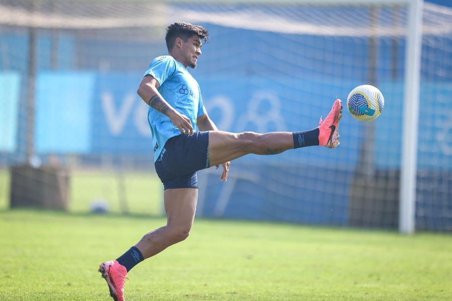 Arezo em treino no CT Presidente Luiz Carvalho