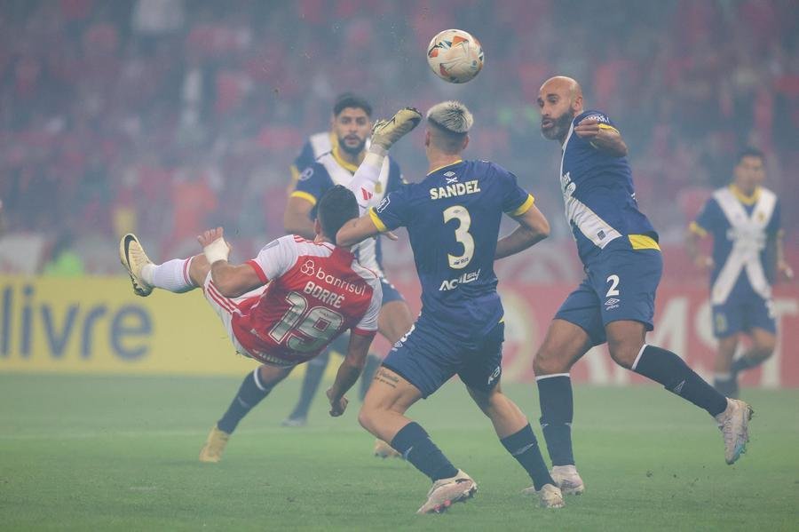 Borr&eacute; quase marcou no come&ccedil;o do jogo em lance acrob&aacute;tico