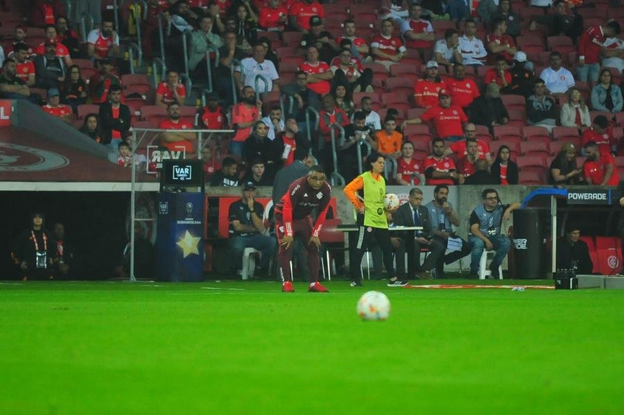 Treinador, que estava em sua segunda partida, n&atilde;o conseguiu levar o Colorado para a pr&oacute;xima fase na Copa Sul-Americana