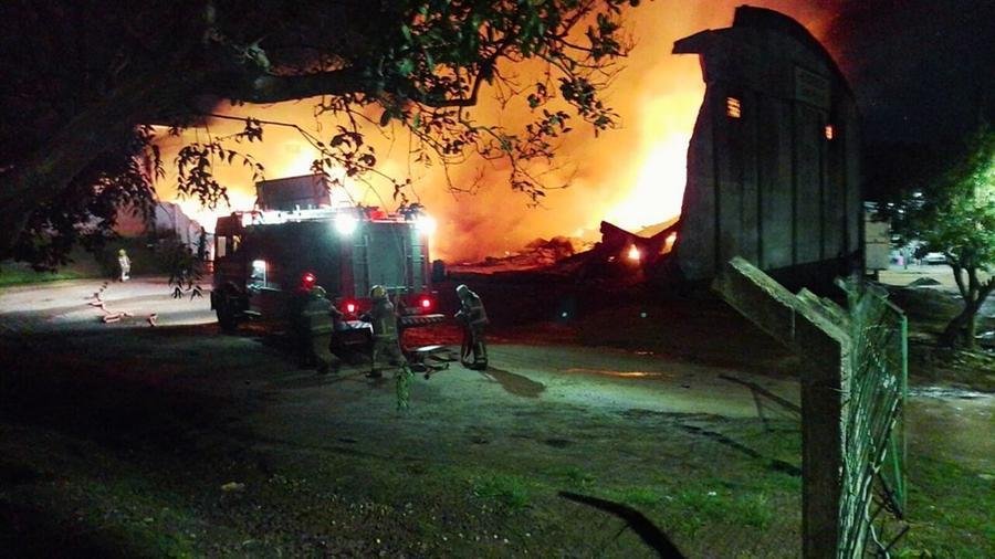 Inc&ecirc;ndio destruiu pavilh&atilde;o de transportadora em Camaqu&atilde;