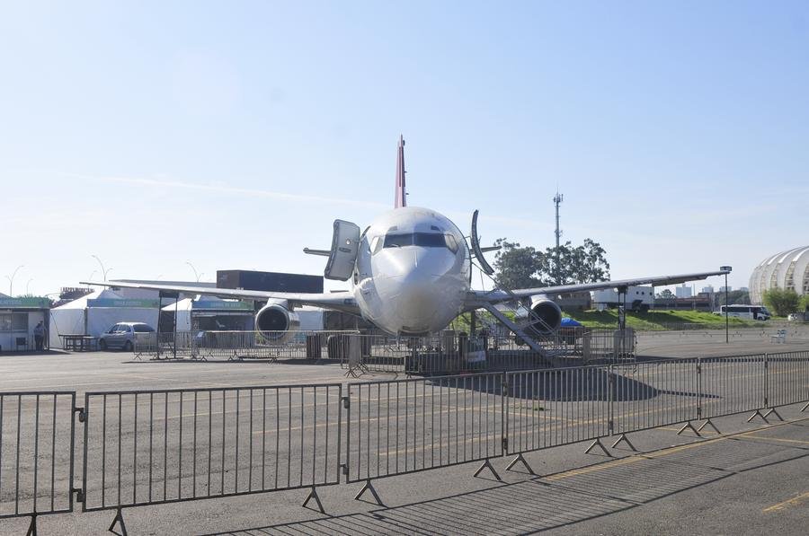 Aeronave "pousou" no estacionamento localizado entre as avenidas Padre Cacique e Edvaldo Pereira Paiva