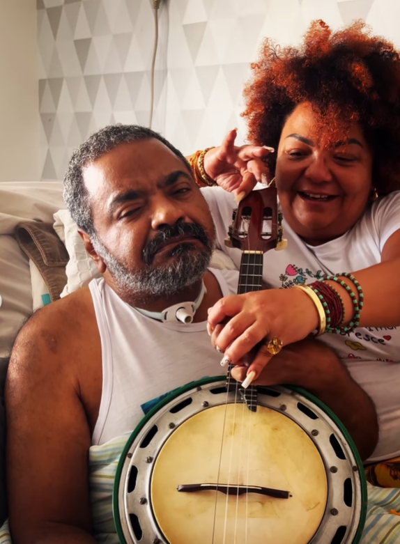 Babi Cruz compartilhou com os seguidores um v&iacute;deo mostrando Arlindo Cruz segurando um banjo