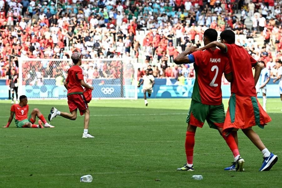 Partida foi interrompida por mais de uma hora ap&oacute;s invas&atilde;o de torcedores marroquinhos