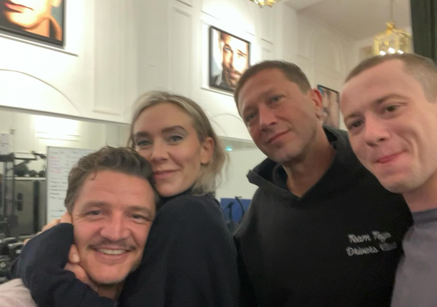 Pedro Pascal compartilhou a primeira imagem ao lado de Vanessa Kirby, Ebon Moss-Bachrach e Joseph Quinn
