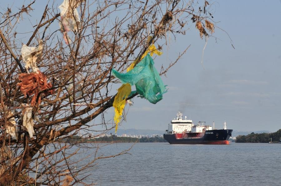 Nas &uacute;ltimas semanas, um navio ficou encalhado por cinco dias em canal do rio Jacu&iacute;, em Canoas