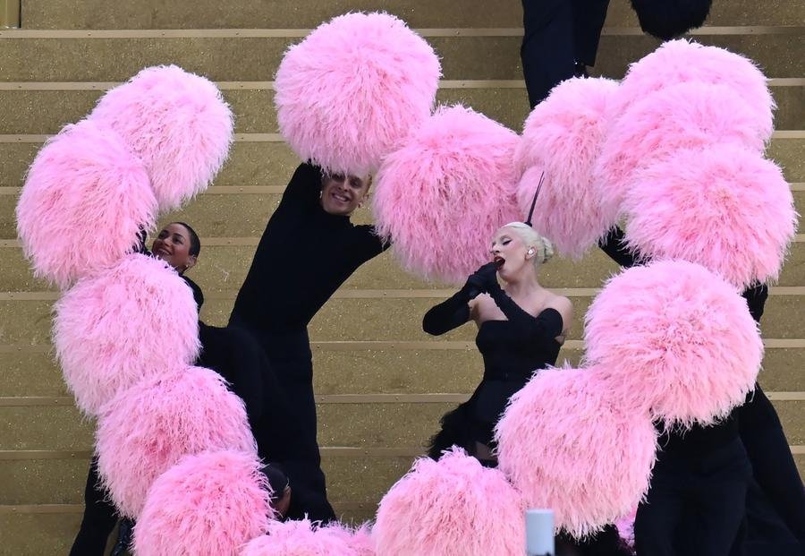 A cantora norte-americana Lady Gaga canta uma m&uacute;sica na &aacute;rea da ponte Sully antes da cerim&ocirc;nia de abertura dos Jogos Ol&iacute;mpicos de Paris 2024