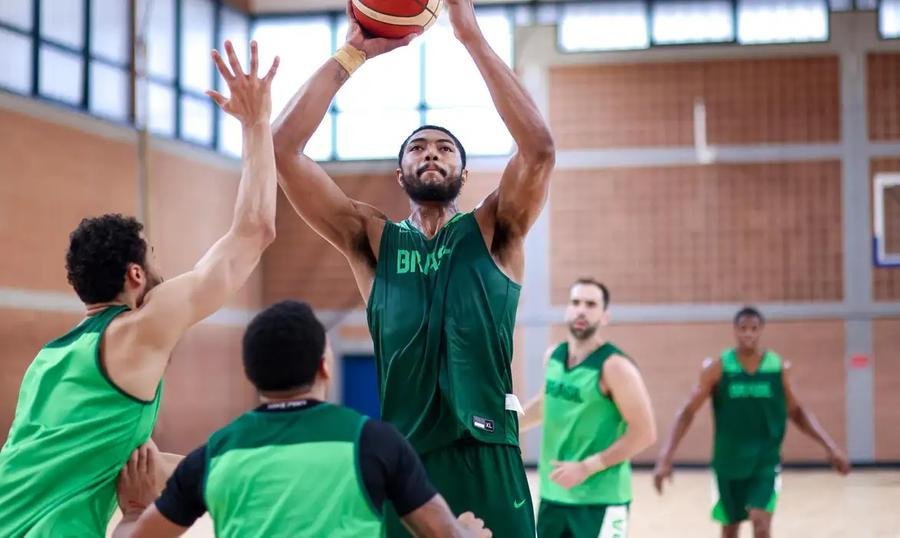 Sele&ccedil;&atilde;o estreia &agrave;s 12h15 de s&aacute;bado contra os anfitri&otilde;es franceses