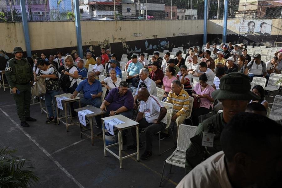 Venezuelanos comparecem &agrave;s urnas neste domingo