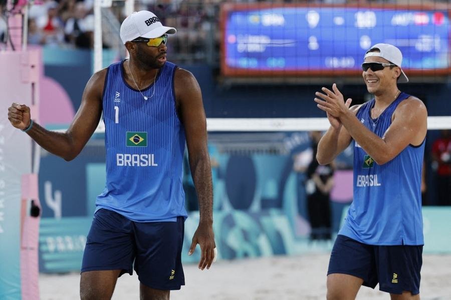 Arthur e Evandro vencem austr&iacute;acos em sua estreia no v&ocirc;lei de praia de Paris-2024