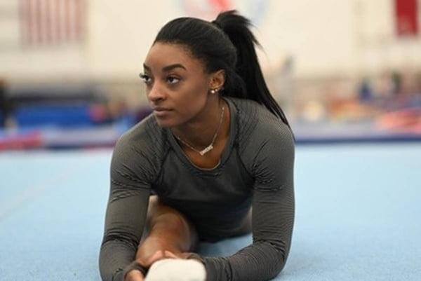 O document&aacute;rio &ldquo;O Retorno de Simone Biles&rdquo; mostra a jornada da atleta para achar o equil&iacute;brio ideal entre treinamento, vida pessoal e sa&uacute;de mental