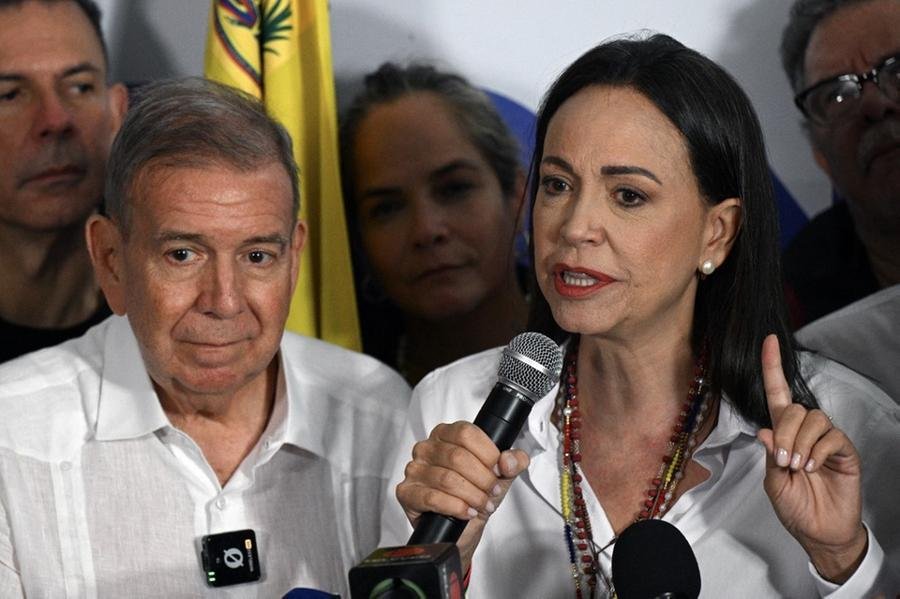 "Aparecem como envolvidos o foragido da justi&ccedil;a venezuelana Leopoldo L&oacute;pez e Mar&iacute;a Corina Machado", disse Saab &agrave; imprensa, ap&oacute;s anunciar a abertura de uma investiga&ccedil;&atilde;o