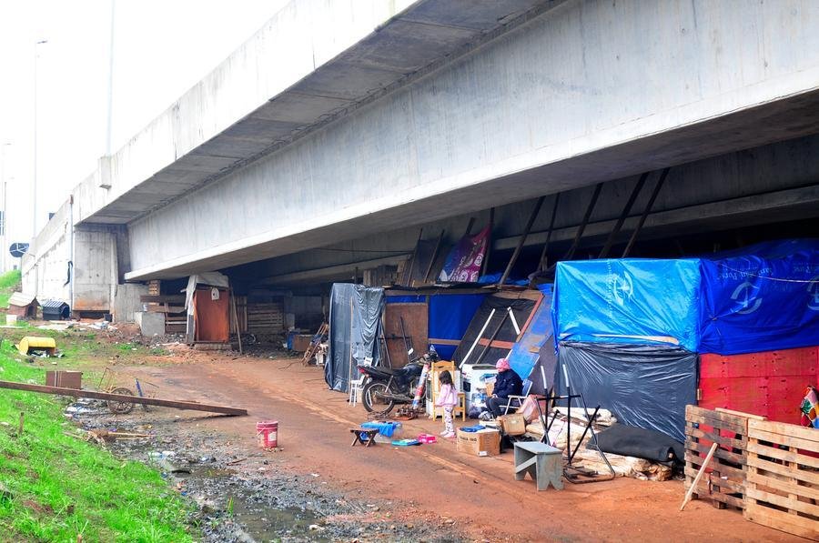 Fam&iacute;lias das Ilhas montaram barracaras nas margens da rodovia e sob viadutos, como o do entroncamento da BR 116 com a BR 290