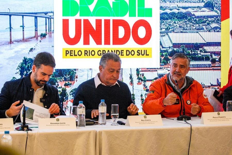 Governador Eduardo Leite, ministro da Casa Civil, Rui Costa, e o ministro da Reconstru&ccedil;&atilde;o, Paulo Pimenta, durante detalhamento de a&ccedil;&otilde;es do PAC Sele&ccedil;&otilde;es no RS