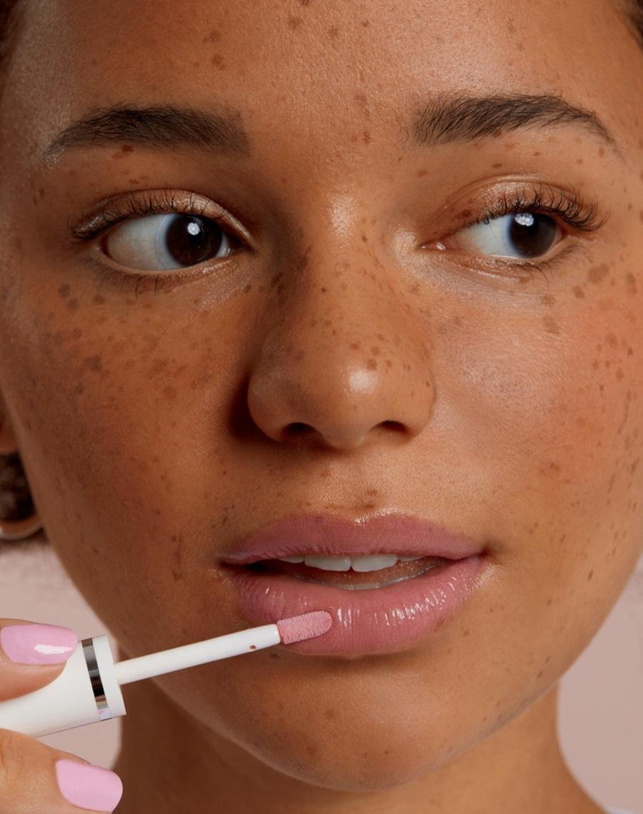 Nova linha de Lip Oil da Nivea est&aacute; entre as novidades de julho