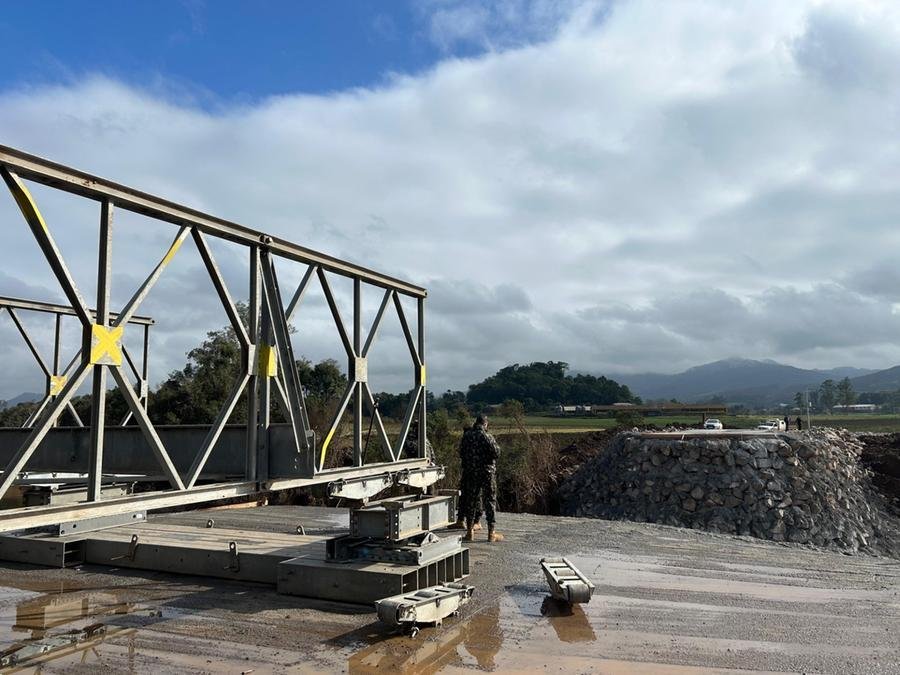 Ponte provis&oacute;ria entre Lajeado e Arroio do Meio &eacute; instalada pelo Ex&eacute;rcito