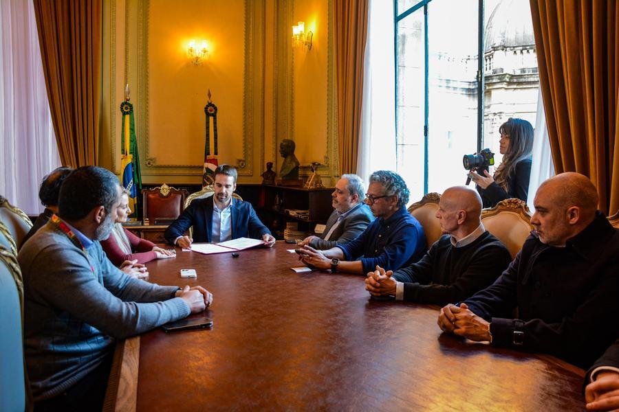 Eduardo Leite reuniu o n&uacute;cleo do Pal&aacute;cio Piratini para assinar lei