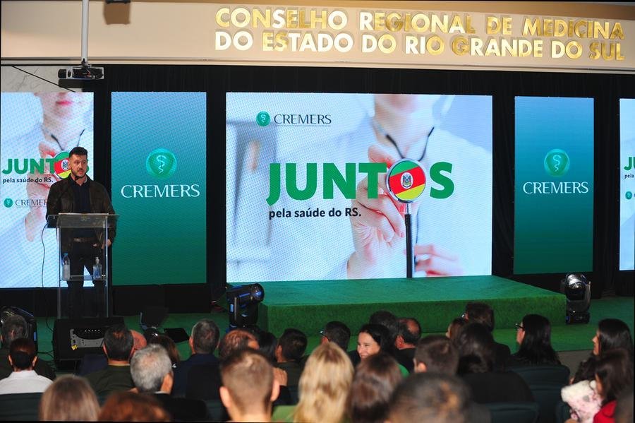 Cremers homenageou volunt&aacute;rios que atuaram na linha de frente dos atendimentos das v&iacute;timas das enchentes