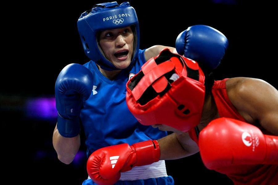 Barbara Santos, de vermelho, foi derrotada pela atleta da Chinese Taipei