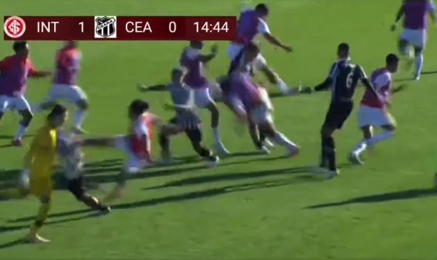 Confus&atilde;o come&ccedil;ou aos 14 minutos do segundo tempo e teve troca de agress&otilde;es