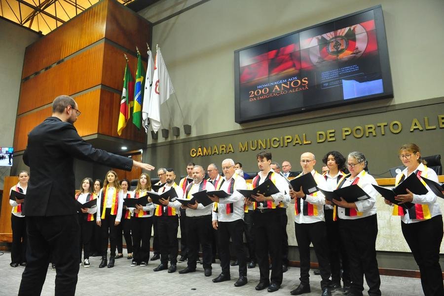 Coral Vozes de Feliz participou da noite festiva
