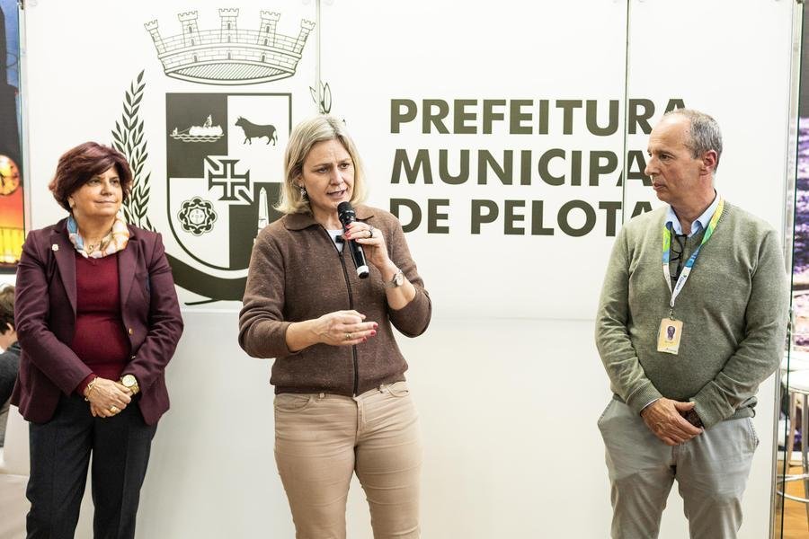 Al&eacute;m da Prefeita, a  secret&aacute;ria Municipal de Sa&uacute;de, Rosana Van Der Laan e o representante dos Correios, Ant&ocirc;nio Martinelli tamb&eacute;m estiveram presentes no lan&ccedil;amento da iniciativa