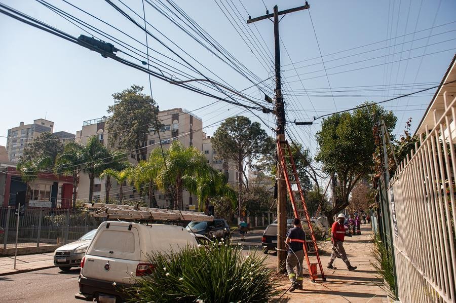 Poste que incendiou na rua Barbedo, no bairro Menino Deus, deixa moradores sem luz e compromete fia&ccedil;&atilde;o de telefonia e internet