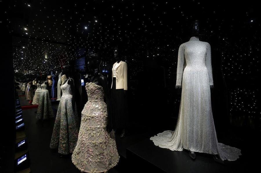 Vestidos das estrelas da cerim&ocirc;nia de abertura dos Jogos Ol&iacute;mpicos est&atilde;o em exposi&ccedil;&atilde;o em Paris