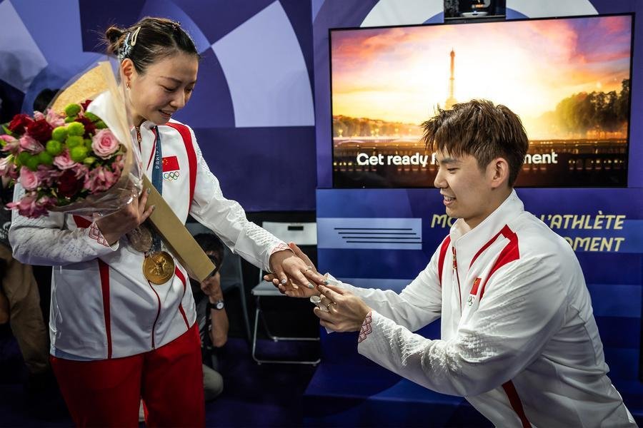 Ya Qiong Huang aceitou proposta de casamento de Si Wei Zheng