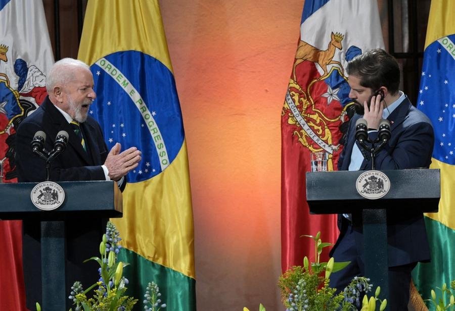 Lula est&aacute; em Santiago, no Chile, onde se reuniu com o presidente Gabriel Boric