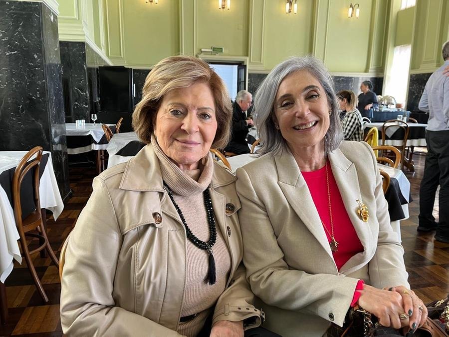 Ivone Garcia, fundadora do Garcia&Garcia Advogados, com Ana Pellini, em uma das mesas do restaurante Berna da Associa&ccedil;&atilde;o Comercial de Porto Alegre