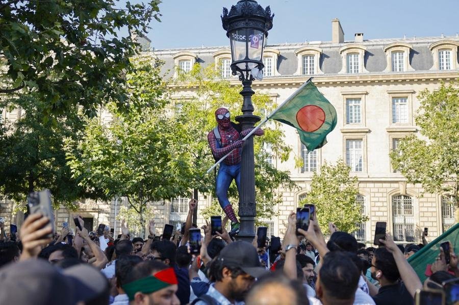 Manifesta&ccedil;&otilde;es come&ccedil;aram ap&oacute;s a reintrodu&ccedil;&atilde;o de um sistema de cotas que reservava mais da metade dos empregos p&uacute;blicos para determinados grupos