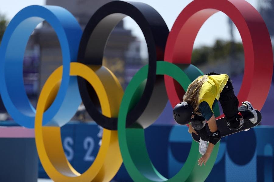 Australiana Ruby Drew compete no skate park