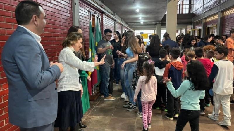 A secret&aacute;ria da Educa&ccedil;&atilde;o, Raquel Teixeira (E), recepcionou alunos na Escola &Aacute;lvaro Moreyra, em Canoas