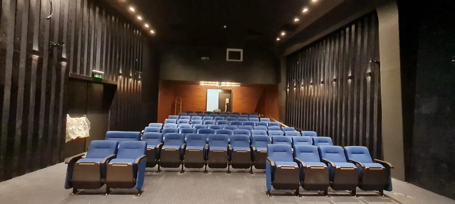 A Sala Eduardo Hirtz passou por reparos em suas &aacute;reas mais afetadas, como o revestimento do piso do cinema e a substitui&ccedil;&atilde;o de todas as poltronas danificadas