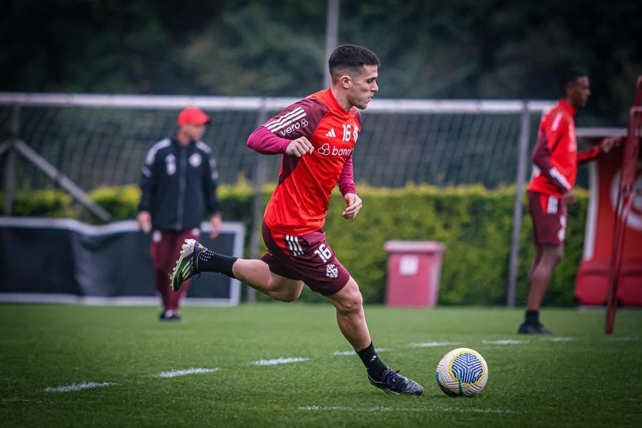 Bustos treinou entre os titulares, mas ainda deve deixar o Inter