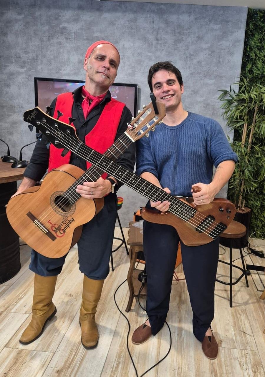 Pai e filho se apresentam no Sarau do Solar Colaborativo